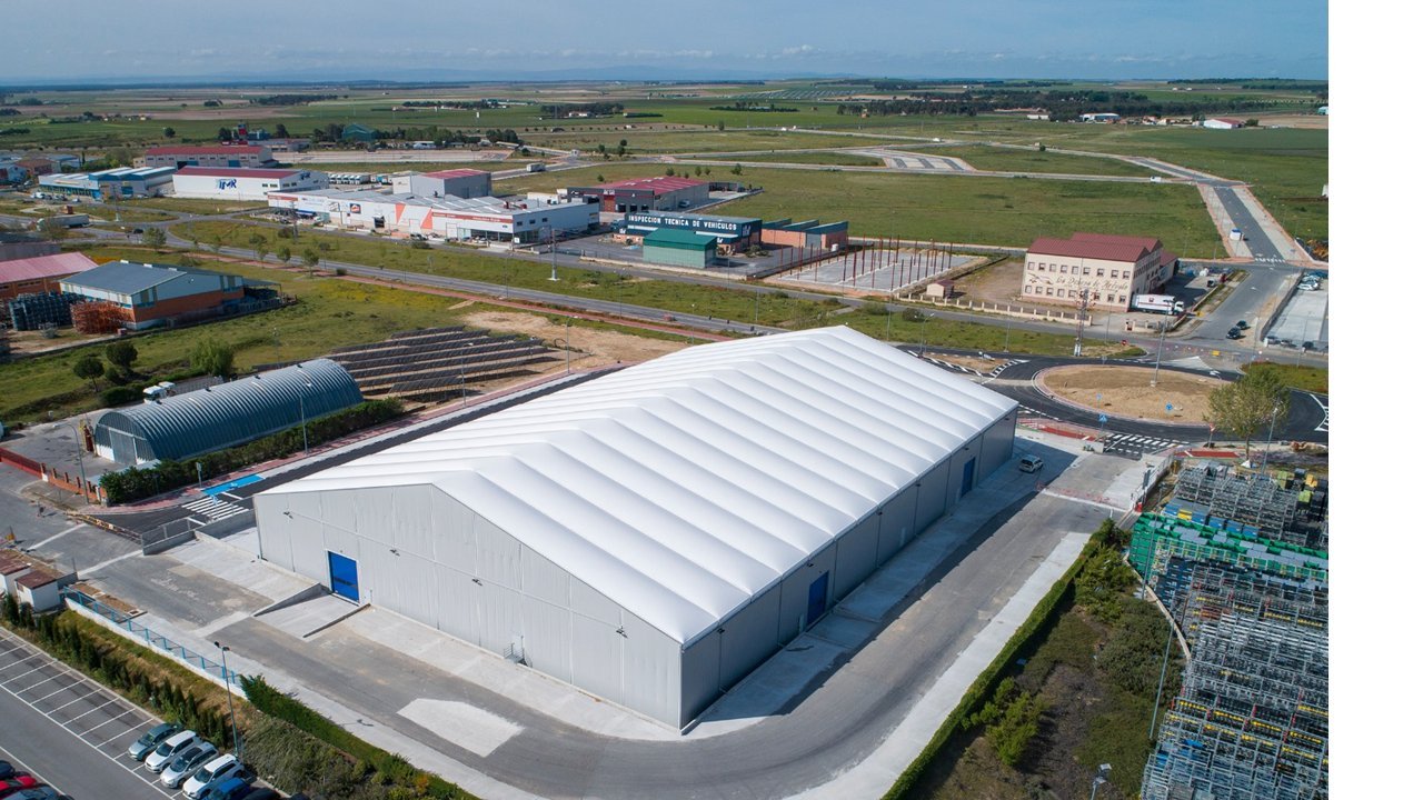 LARGEUR 60M LONGUEUR 80 M HAUTEUR LATERALE 7M